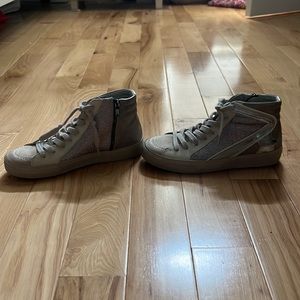 the brand of these shoes are Roxanne and they are a size 6